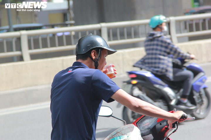 Bình trà chanh miễn phí giúp người lao động giải nhiệt giữa trời nóng bức - 9