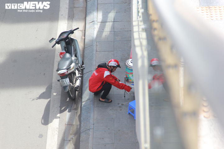 Bình trà chanh miễn phí giúp người lao động giải nhiệt giữa trời nóng bức - 6