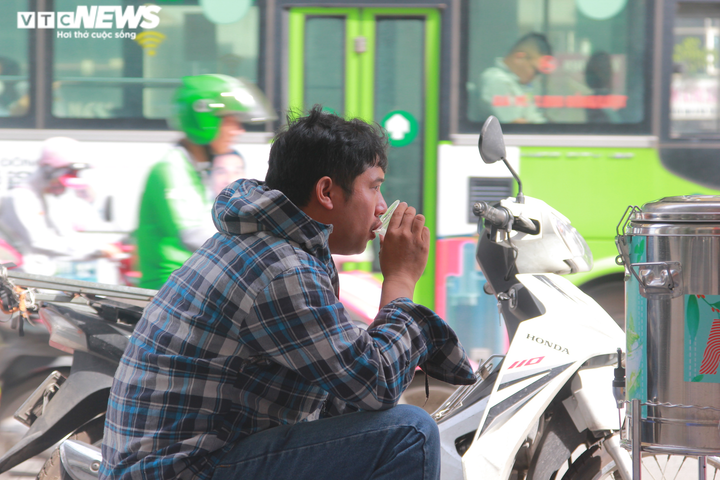 Bình trà chanh miễn phí giúp người lao động giải nhiệt giữa trời nóng bức - 8