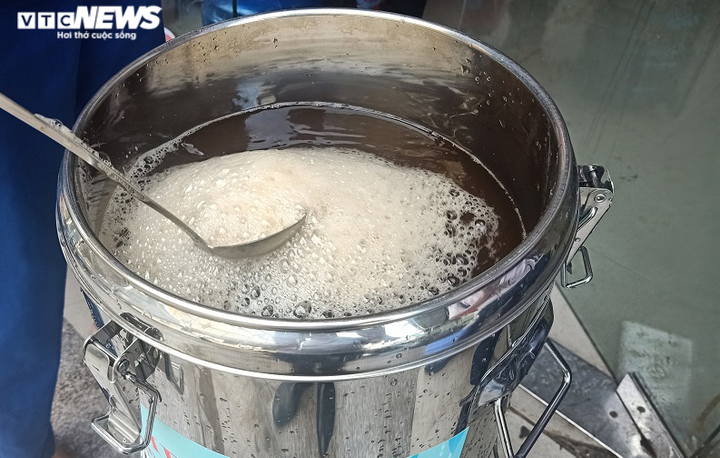 Bình trà chanh miễn phí giúp người lao động giải nhiệt giữa trời nóng bức - 2