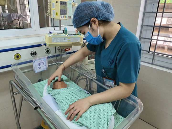 Bé sơ sinh bị bỏ rơi dưới hố ga kháng nhiều loại kháng sinh, đang phải thở máy - 1