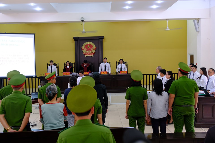 Ảnh: Các bị cáo tại phiên toà 2 thi thể bị đổ bê tông ở Bình Dương - 7