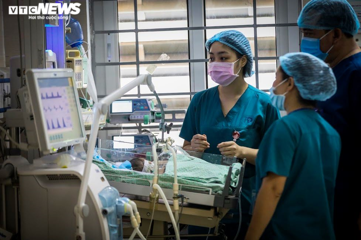 Bé sơ sinh bị bỏ rơi dưới hố ga viêm phổi nặng, phải dùng 4 loại kháng sinh - 2