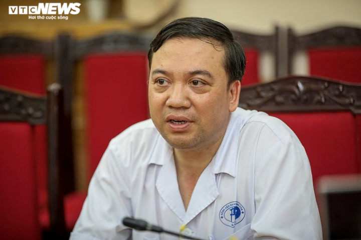 Bé sơ sinh bị bỏ rơi dưới hố ga viêm phổi nặng, phải dùng 4 loại kháng sinh - 1