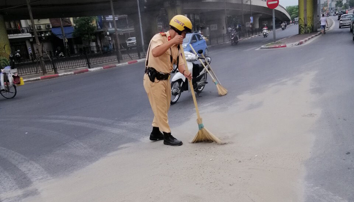 CSGT Hà Nội dọn cát rơi vãi trên đường, dân cảm kích tặng khẩu trang chống bụi - 2