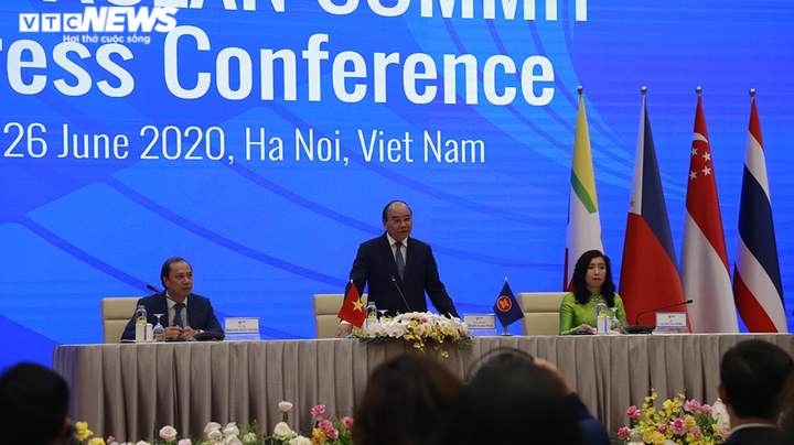 Thủ tướng: Không được chủ quan để dịch COVID-19 quay lại trong ASEAN - 1