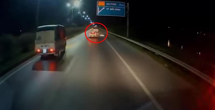 Nghi vấn ô tô tải cố tình đâm xe máy rồi bỏ chạy: Công an Bắc Ninh vào cuộc - 1