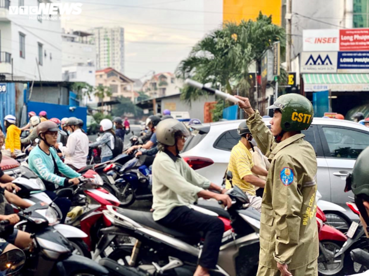 Hàng nghìn người chôn chân trên phố Sài Gòn sau mưa lớn - 8