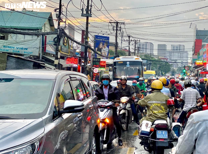 Hàng nghìn người chôn chân trên phố Sài Gòn sau mưa lớn - 9