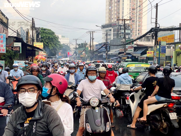 Hàng nghìn người chôn chân trên phố Sài Gòn sau mưa lớn - 3