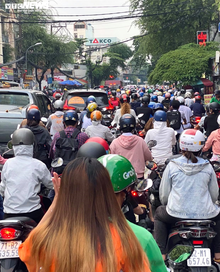 Hàng nghìn người chôn chân trên phố Sài Gòn sau mưa lớn - 5