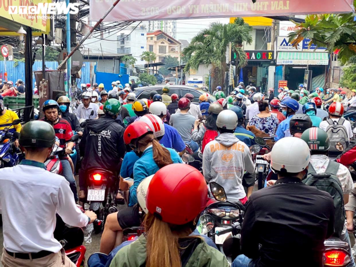 Hàng nghìn người chôn chân trên phố Sài Gòn sau mưa lớn - 6