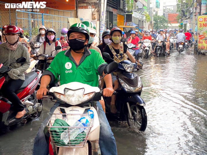 Hàng nghìn người chôn chân trên phố Sài Gòn sau mưa lớn - 7