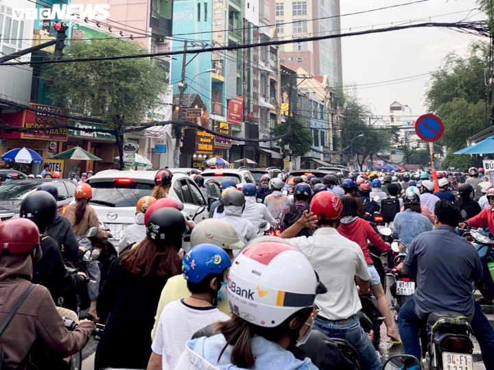 Hàng nghìn người chôn chân trên phố Sài Gòn sau mưa lớn - 4