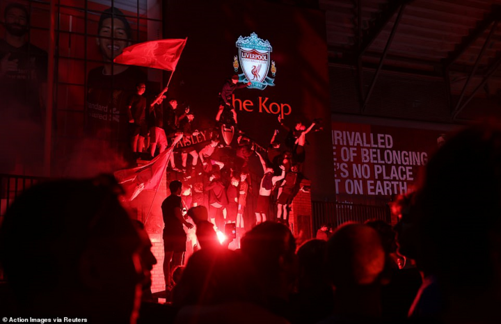 HLV Klopp bật khóc, fan Liverpool ùn ùn đi ăn mừng vô địch sau 30 năm chờ đợi - 1