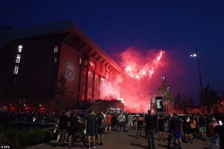 HLV Klopp bật khóc, fan Liverpool ùn ùn đi ăn mừng vô địch sau 30 năm chờ đợi - 2