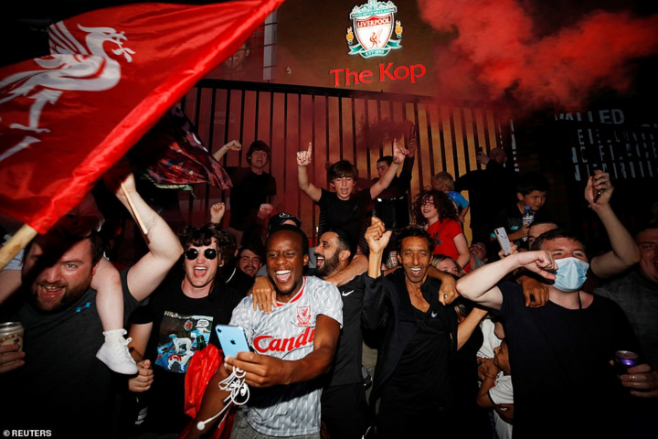 HLV Klopp bật khóc, fan Liverpool ùn ùn đi ăn mừng vô địch sau 30 năm chờ đợi - 4