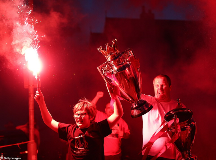 HLV Klopp bật khóc, fan Liverpool ùn ùn đi ăn mừng vô địch sau 30 năm chờ đợi - 7