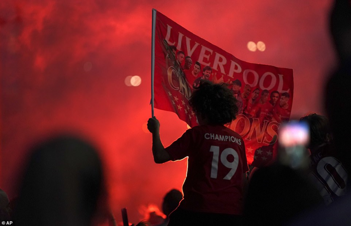 HLV Klopp bật khóc, fan Liverpool ùn ùn đi ăn mừng vô địch sau 30 năm chờ đợi - 5
