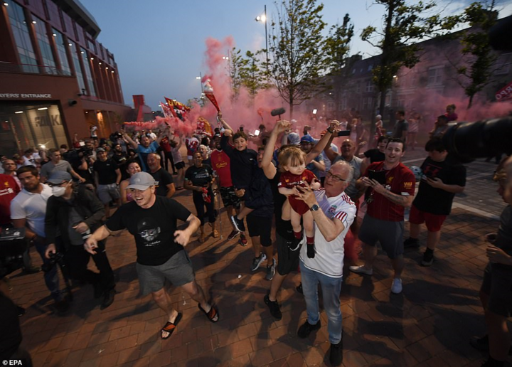 HLV Klopp bật khóc, fan Liverpool ùn ùn đi ăn mừng vô địch sau 30 năm chờ đợi - 8