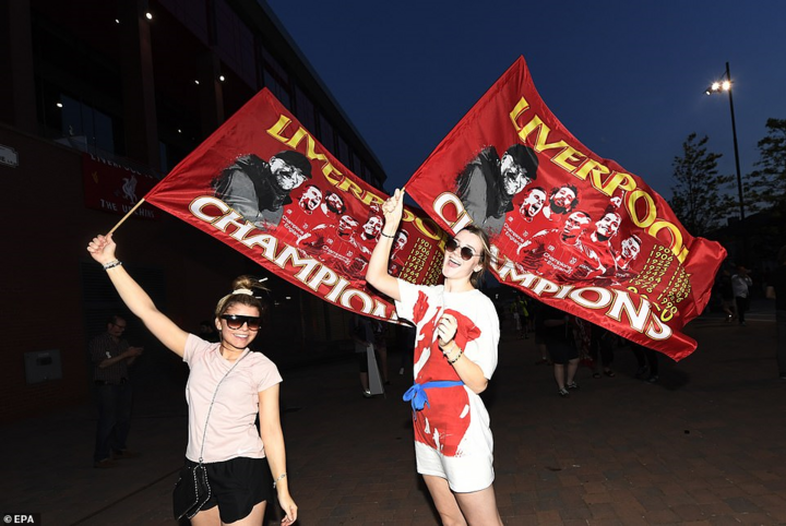 HLV Klopp bật khóc, fan Liverpool ùn ùn đi ăn mừng vô địch sau 30 năm chờ đợi - 10