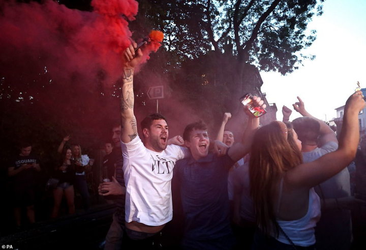 HLV Klopp bật khóc, fan Liverpool ùn ùn đi ăn mừng vô địch sau 30 năm chờ đợi - 11