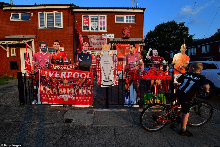 HLV Klopp bật khóc, fan Liverpool ùn ùn đi ăn mừng vô địch sau 30 năm chờ đợi - 12