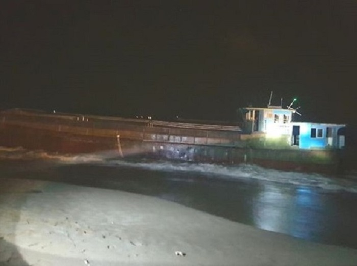 Không tìm được chủ nhân 2 tàu lạ có chữ nước ngoài trôi dạt vào bờ biển Hà Tĩnh - 1