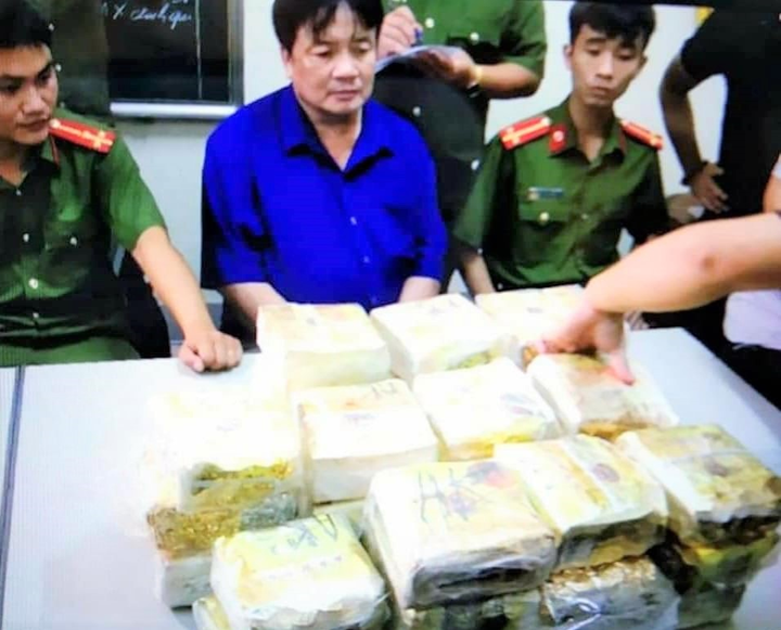 Xe trùm ma túy Nghệ An lật ngửa, nửa tạ ma túy đá đổ xuống đường - 1