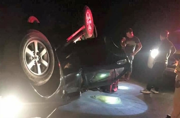 Xe trùm ma túy Nghệ An lật ngửa, nửa tạ ma túy đá đổ xuống đường - 2