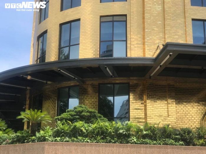 Toà khách sạn dát vàng gây chói mắt người dân ở Hà Nội - 4