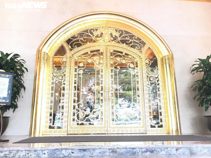 Toà khách sạn dát vàng gây chói mắt người dân ở Hà Nội - 7