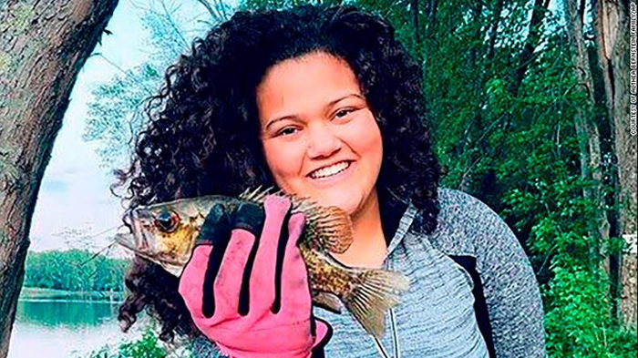 Thiếu nữ da màu bị nhóm phân biệt chủng tộc châm lửa đốt trên phố - 1