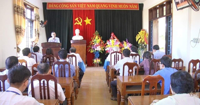 Kỷ luật hiệu trưởng phát tán tài liệu, tụ tập luyện Pháp luân công - 1