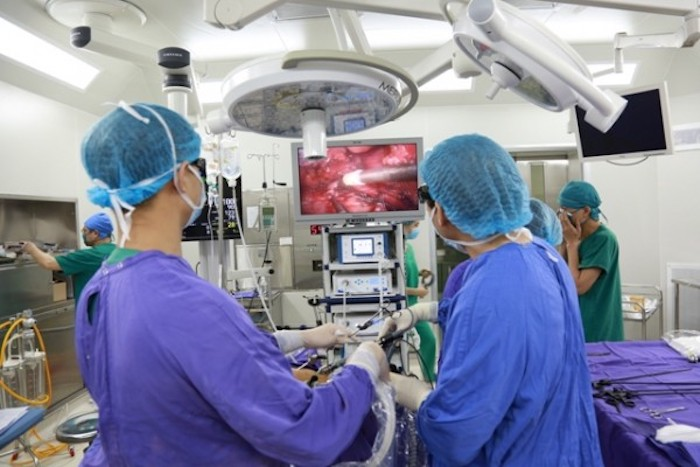 Tạo 'đường hầm' trong thành bụng cứu người đàn ông thủng ruột vì nuốt tăm - 1