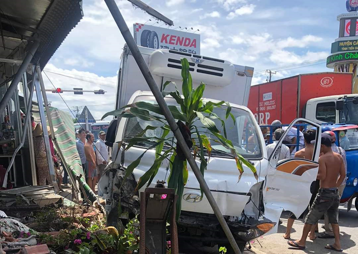 Tai nạn liên hoàn ở Tiền Giang, 2 người thương vong - 1