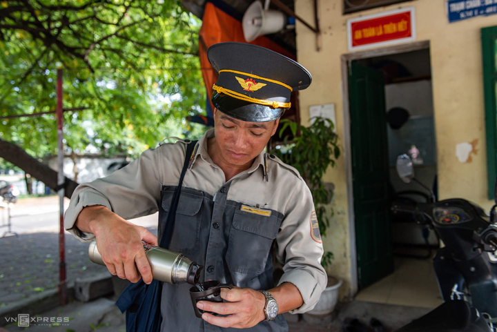 Ảnh: Những người cặm cụi kiểm tra cầu, đường giữa nắng nóng hơn 40 độ C - 11