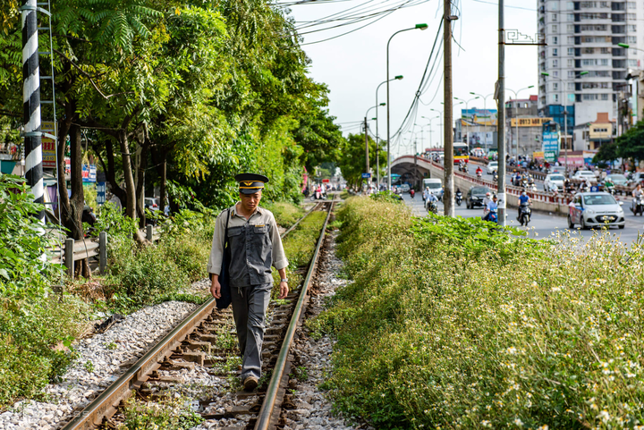 Ảnh: Những người cặm cụi kiểm tra cầu, đường giữa nắng nóng hơn 40 độ C - 12