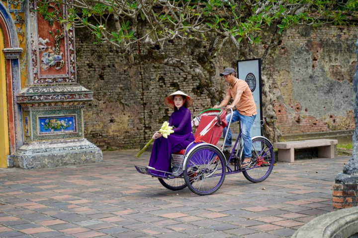 Hoa hậu Khánh Vân thành nàng thơ trong tà áo dài Huế - 10