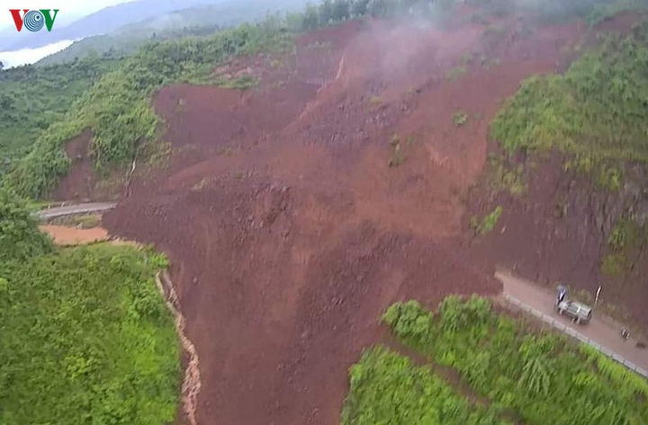 Hàng nghìn m3 đất vùi lấp tuyến đường huyết mạch, chia cắt nhiều xã ở Lai Châu - 1