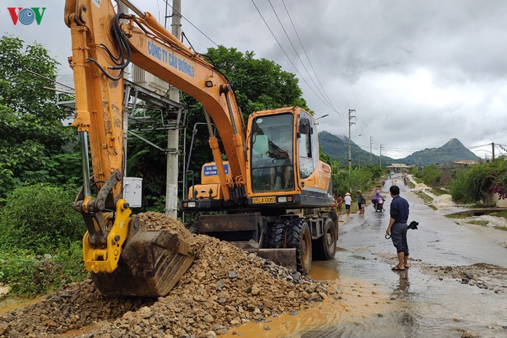 Hàng nghìn m3 đất vùi lấp tuyến đường huyết mạch, chia cắt nhiều xã ở Lai Châu - 2