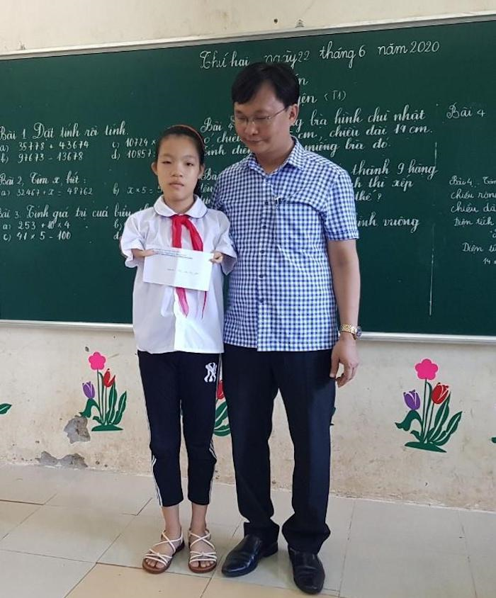 Đôi chân biết viết chữ của cô học trò người dân tộc Sán Dìu - 5