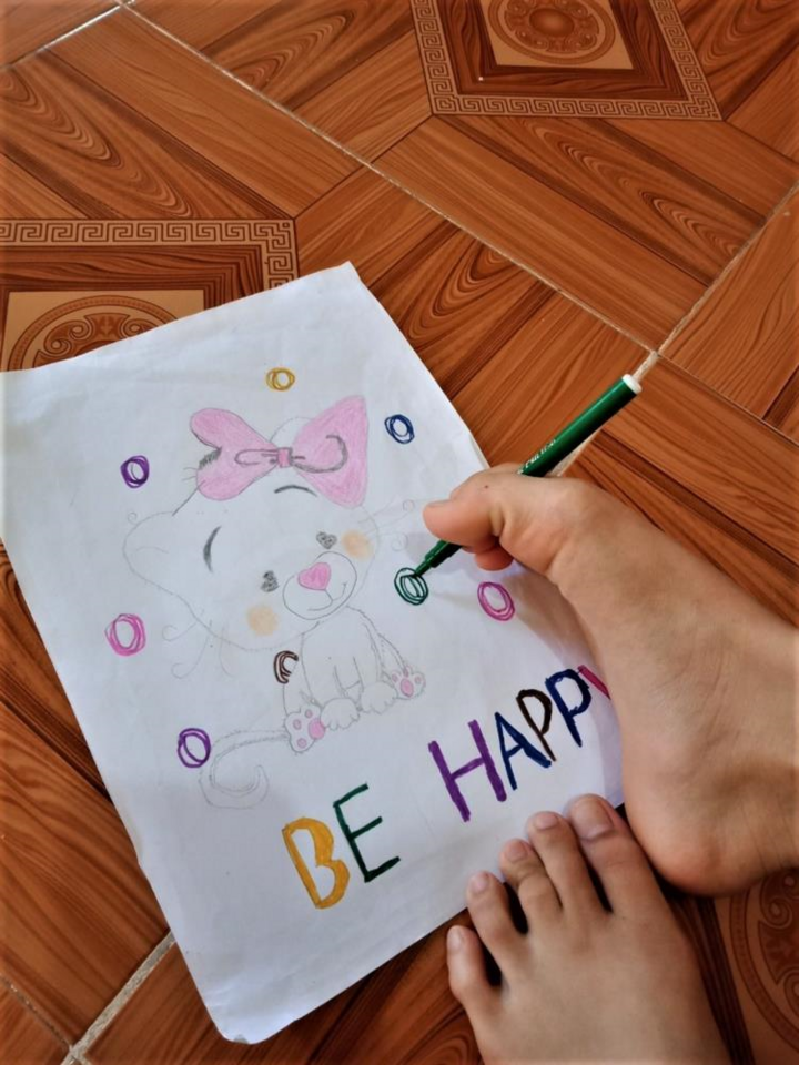 Đôi chân biết viết chữ của cô học trò người dân tộc Sán Dìu - 4