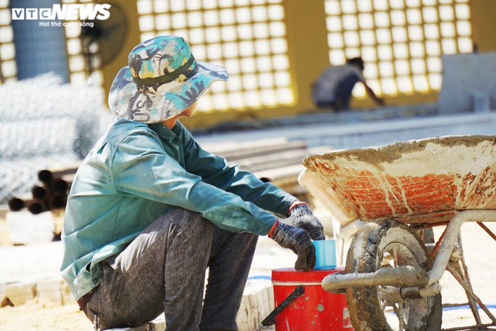 Gồng mình mưu sinh dưới ‘chảo lửa’ Đà Nẵng những ngày nắng cực độ - 5