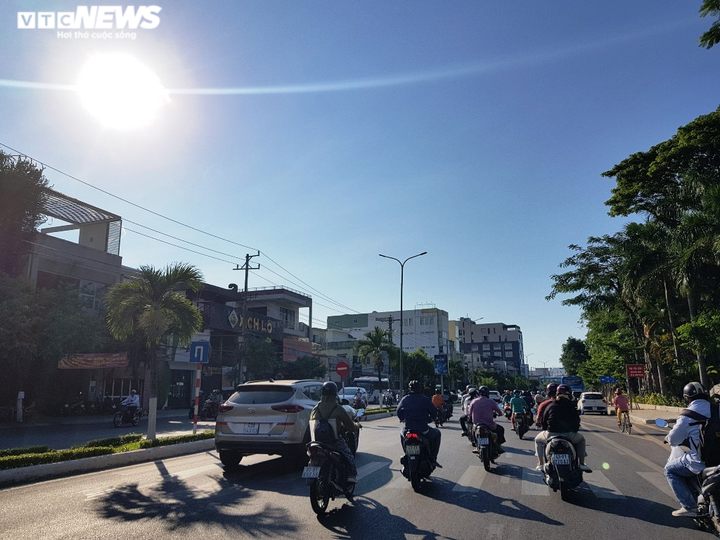 Gồng mình mưu sinh dưới ‘chảo lửa’ Đà Nẵng những ngày nắng cực độ - 1