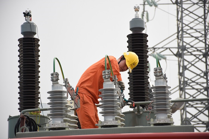 Thợ điện và những đêm không ngủ cho người dân yên giấc - 4