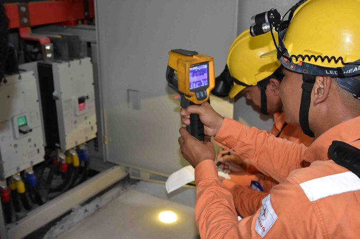 Thợ điện và những đêm không ngủ cho người dân yên giấc - 2