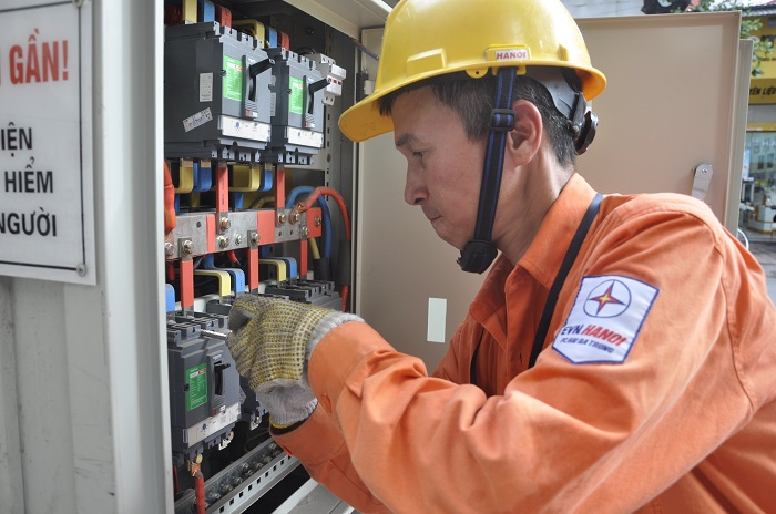 Thợ điện và những đêm không ngủ cho người dân yên giấc - 1