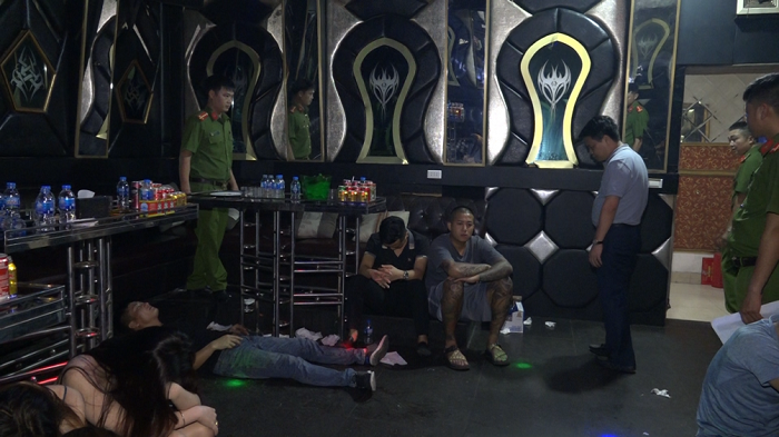 Triệt phá 2 tụ điểm bay lắc ở Hải Dương với gần 100 'dân bay' đang thác loạn - 1