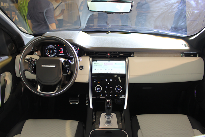 Land Rover Discovery Sport 2020 giá từ 2,6 tỷ đồng - 3